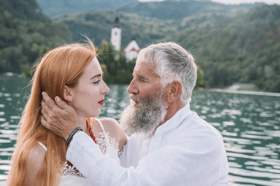 Poročni fotograf Bled – par z razgledom na Blejsko jezero